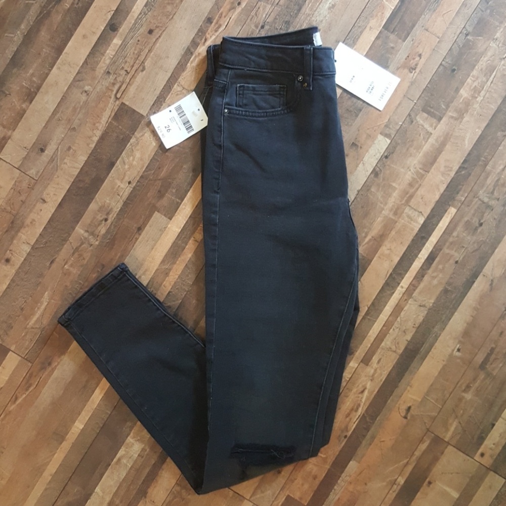 NWT Forever 21 High Rise jeans ! Size 26 🖤